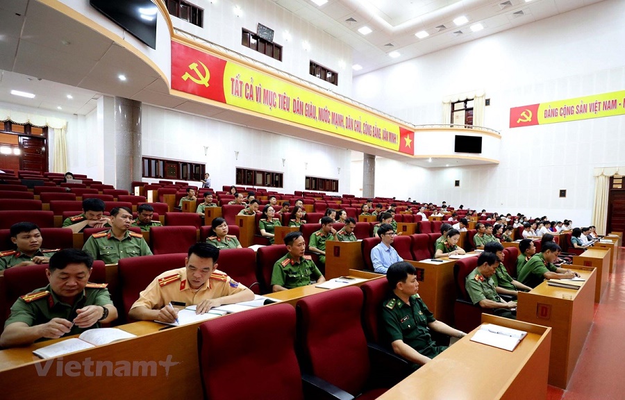 Cán bộ, chiến sĩ công an và các sở, ban, ngành tham dự hội nghị về công tác nhân quyền quy mô lớn nhất từ trước tới nay ở trên địa bàn tỉnh Lai Châu. (Ảnh: PV/Vietnam+)