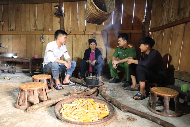 Công an xã Hồ Thầu, huyện Phong Thổ, tỉnh Lai Châu thăm hỏi, động viên, tuyên truyền, phổ biến pháp luật cho nhân dân trên địa bàn xã. (Ảnh: PV/Vietnam+)
