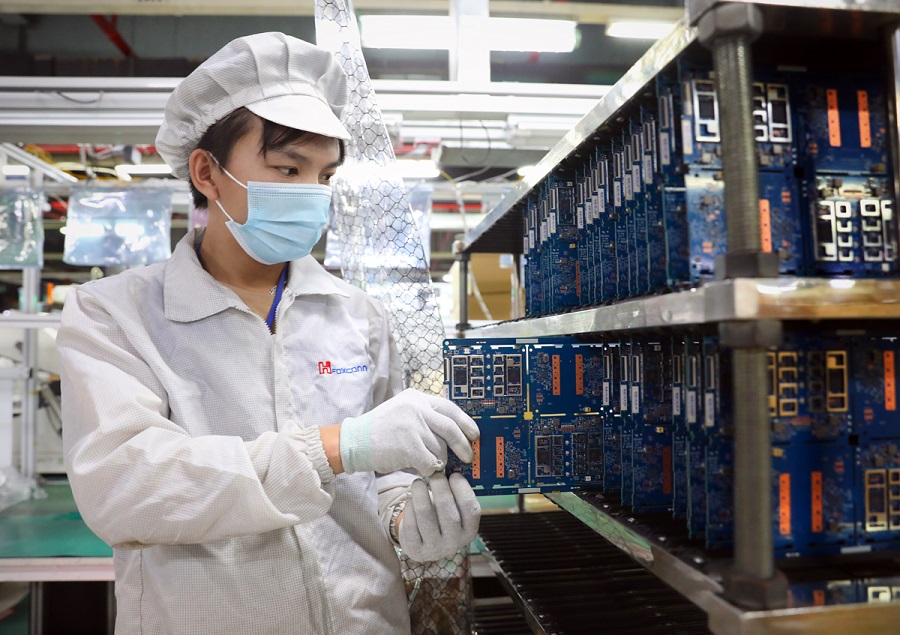 
            Công nhân Công ty FuHong Precision Component (KCN Đình Trám) trong dây chuyền sản xuất.