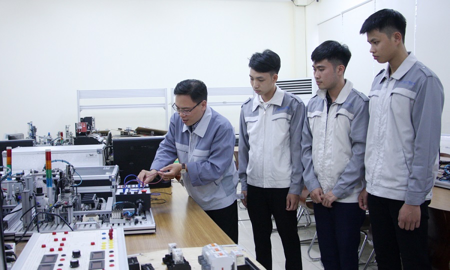 Những năm qua, Bắc Giang luôn chú trọng đào tạo nguồn nhân lực chất lượng cao đáp ứng nhu cầu của các doanh nghiệp. Ảnh - Sinh viên Trường Cao đẳng Nghề công nghệ Việt - Hàn trong giờ thực hành.