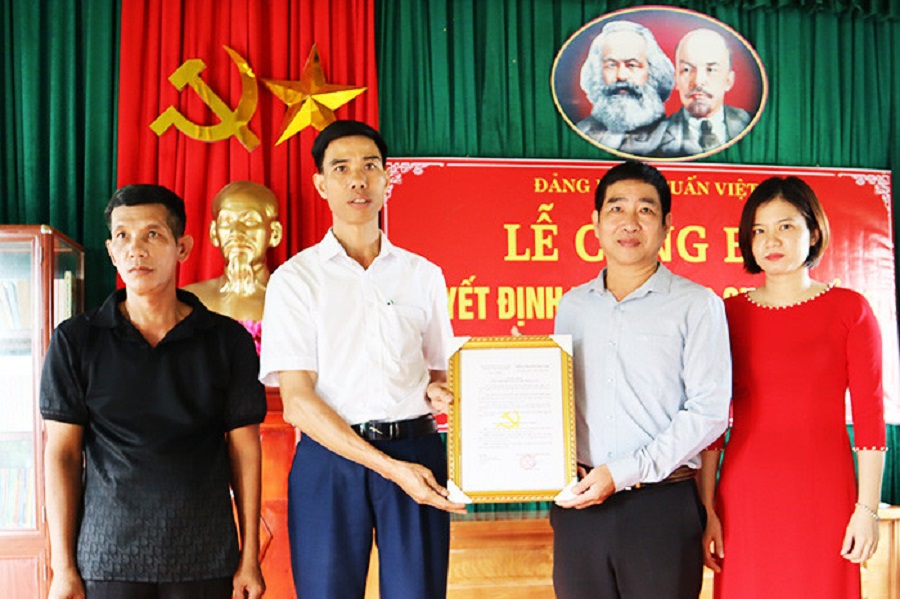 Lãnh đạo Đảng ủy xã Tuấn Việt trao Quyết định thành lập Chi bộ thôn Bồ Nông.