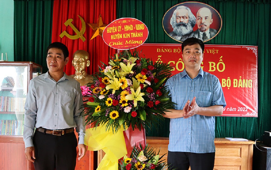 Lãnh đạo Huyện ủy Kim Thành tặng hoa chúc mừng Chi bộ thôn Bồ Nông.