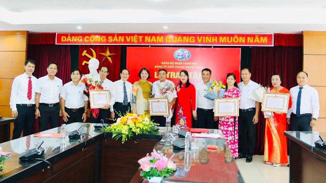 Đảng ủy Khối DN quận Long Biên trao khen thưởng cho các Chi bộ DN ngoài khu vực Nhà nước trên địa bàn.