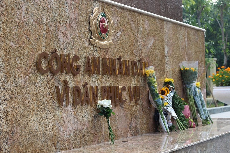 Những bó hoa tươi thắm đã được đặt dưới chân tượng đài để tưởng nhớ các chiến sĩ đã hi sinh, vì dân phục vụ.