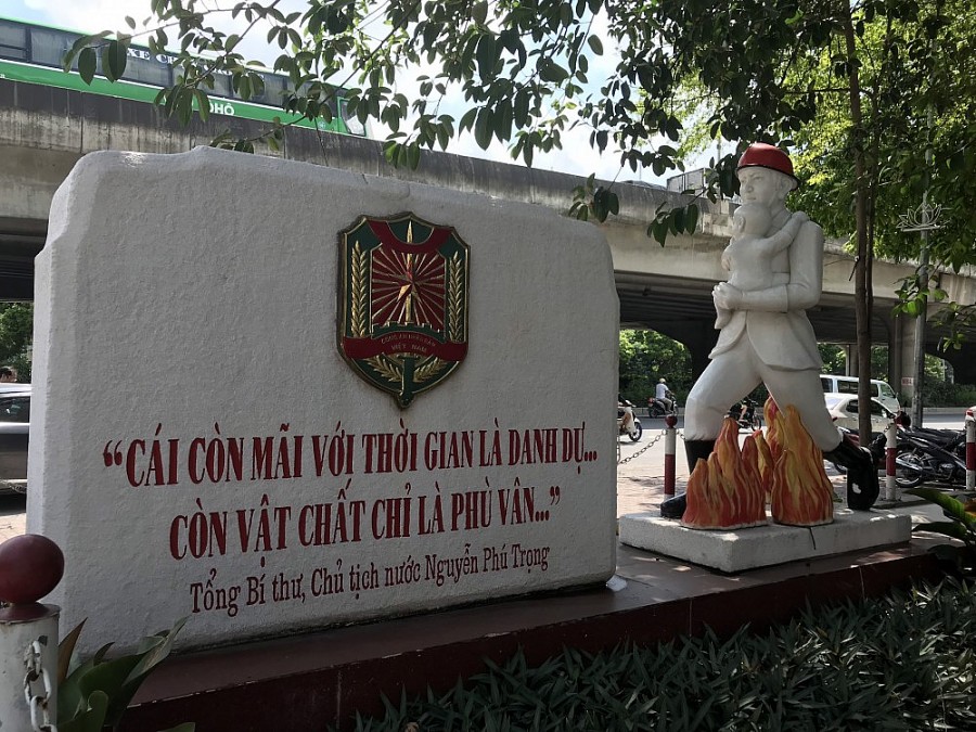 Bức phù điêu với lời căn dặn Lực lượng phòng cháy chữa cháy của Tổng Bí thư, nguyên Chủ tịch nước Nguyễn Phú Trọng được đặt trước cổng trường Đại học Phòng cháy chữa cháy.