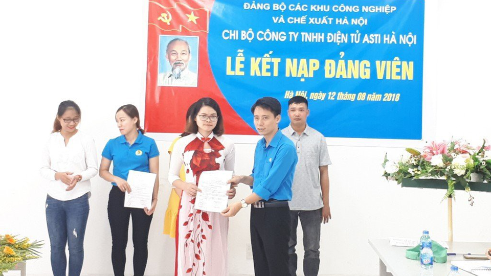 Lễ kết nạp đảng viên tại Chi bộ Công ty TNHH Điện tử ASTI Hà Nội. Ảnh: Thủy Tiên.