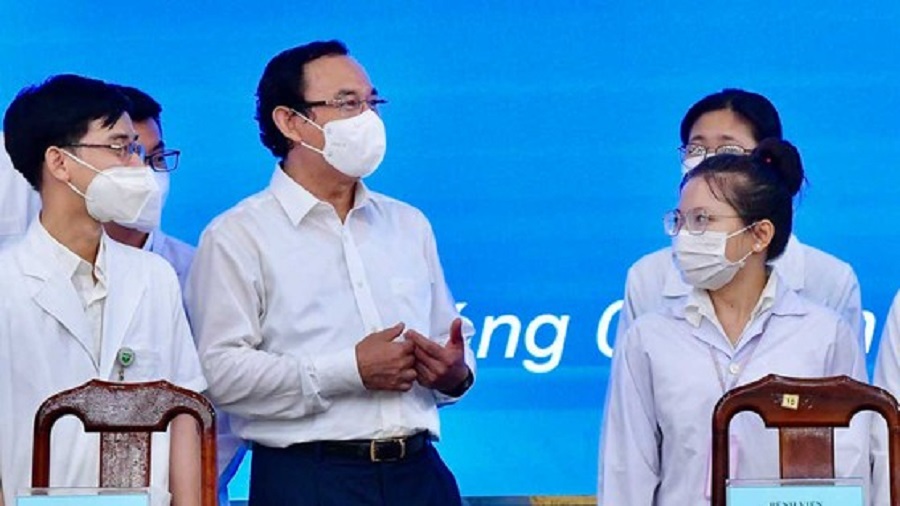 Bí thư Thành ủy TPHCM Nguyễn Văn Nên động viên các bác sĩ trẻ được tăng cường về y tế cơ sở tháng 2-2022. Ảnh: VIỆT DŨNG.