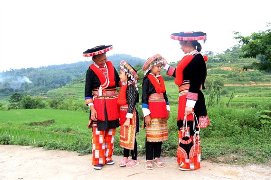 3 thế hệ người Dao đỏ trong trang phục truyền thống.