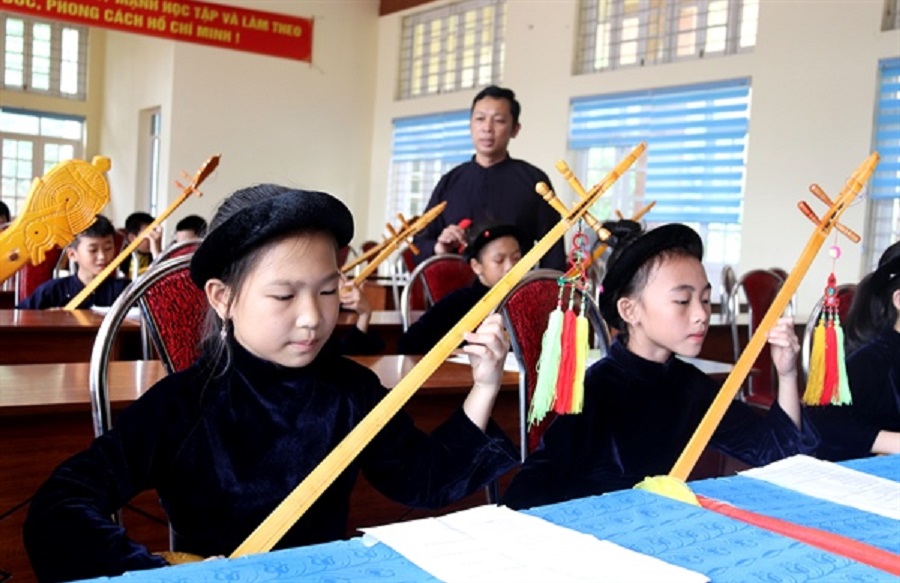 Nghệ nhân Đinh Văn Thức miệt mài truyền dạy các làn điệu hát Then đàn Tính cho các em nhỏ ở huyện Nguyên Bình.