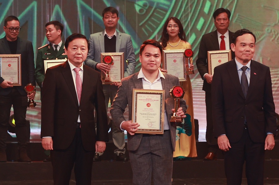 Nhà báo Trần Văn Vương, đại diện nhóm tác giả nhận giải Khuyến khích Giải Búa liềm vàng lần thứ VII-2022.