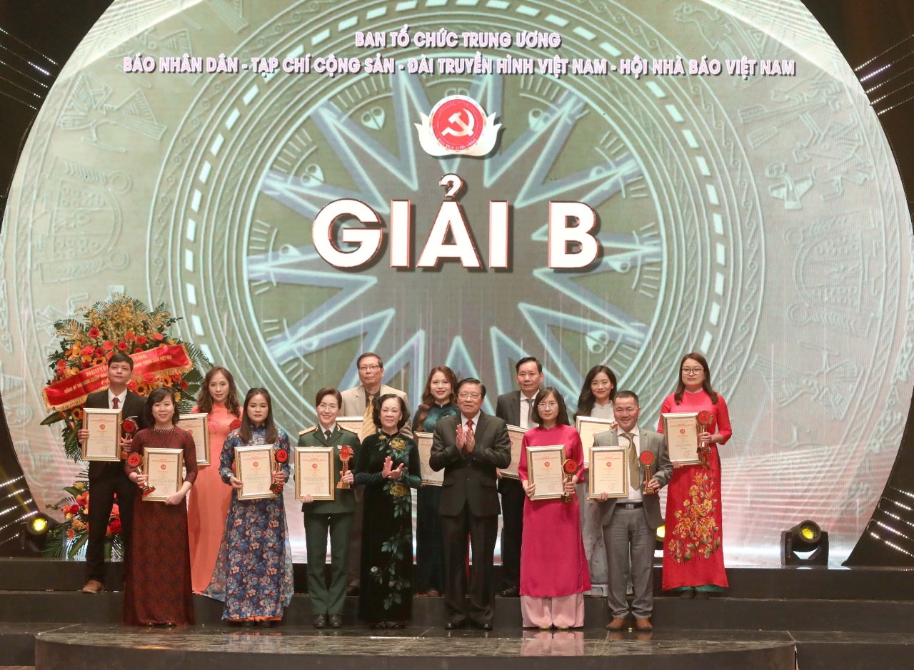 Đại diện nhóm tác giả đoạt Giải B - Giải Búa liềm vàng năm 2022