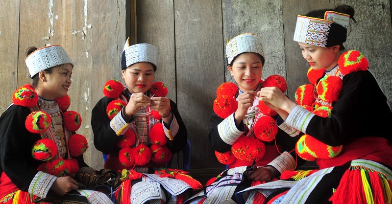 Phụ nữ Dao đỏ thôn Bản Lục, xã Đà Vị (Na Hang) gìn giữ nghề thêu trang phục truyền thống.