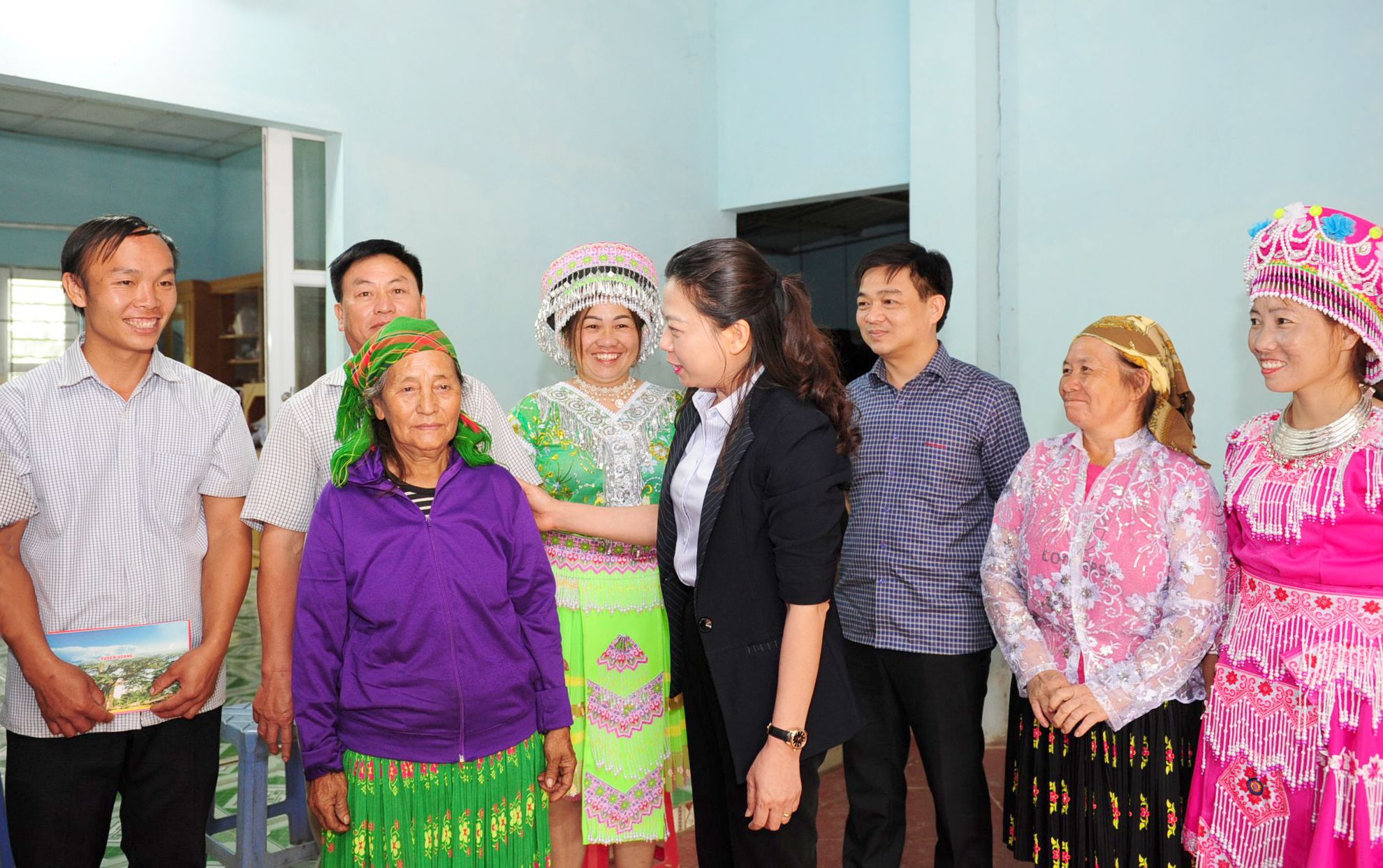 Đồng chí Lê Thị Kim Dung, Phó Bí thư Thường trực Tỉnh ủy với nhân dân xã Hùng Lợi, huyện Yên Sơn.
