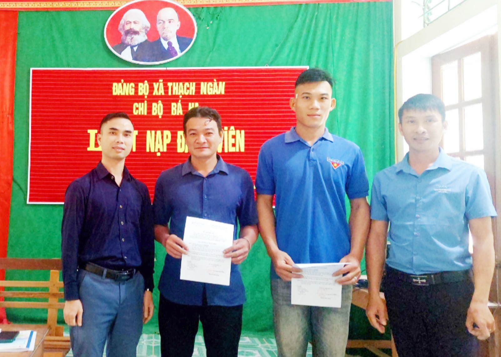 Lễ kết nạp đảng viên tại Chi bộ bản Bá Hạ, xã Thạch Ngàn, huyện Con Cuông, tỉnh Nghệ An.