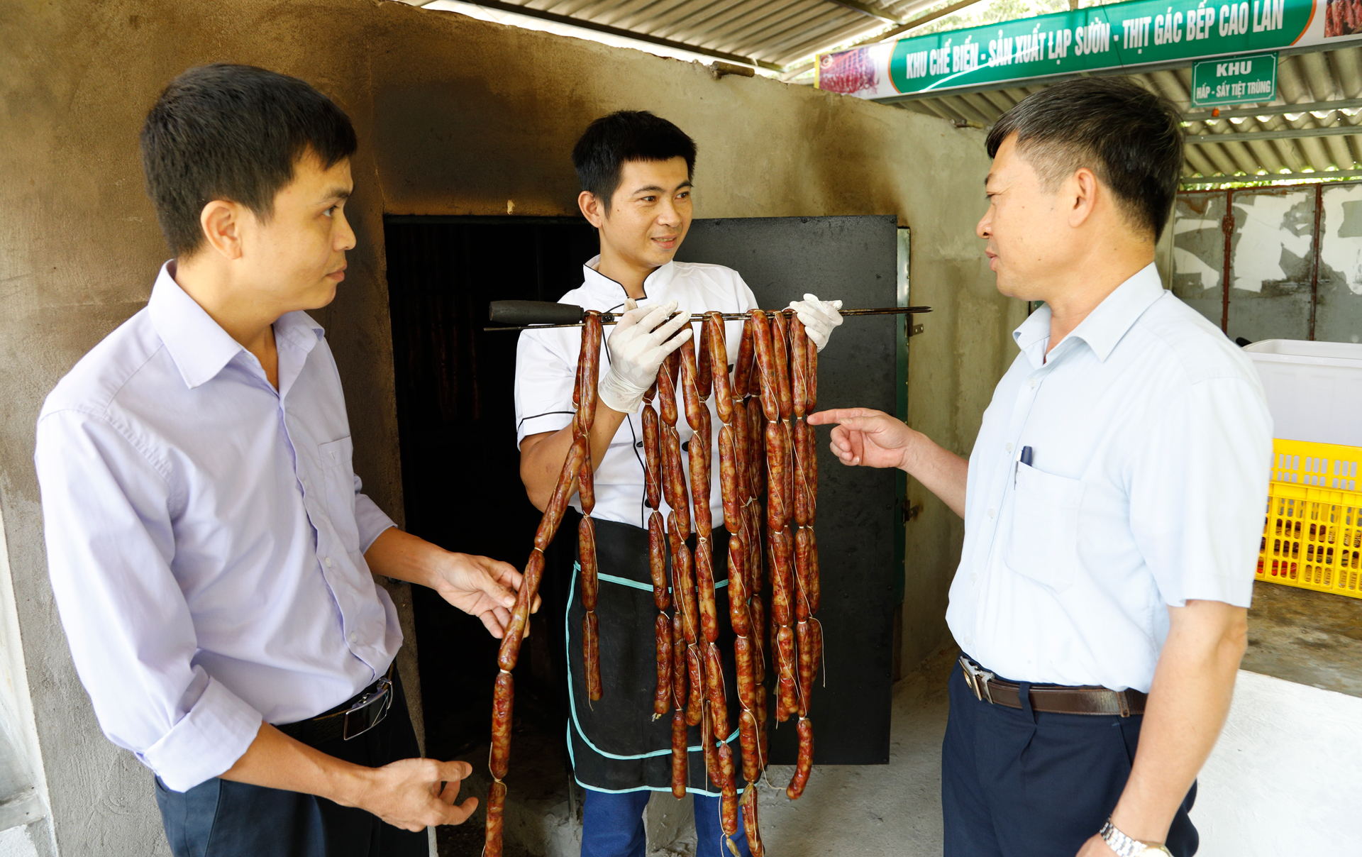 Hoàng Văn Mau giới thiệu sản phẩm lạp sườn mới ra lò.