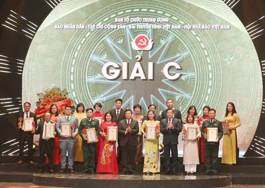 Đại diện nhóm các tác giả đoạt Giải C - Giải Búa liềm vàng 2022