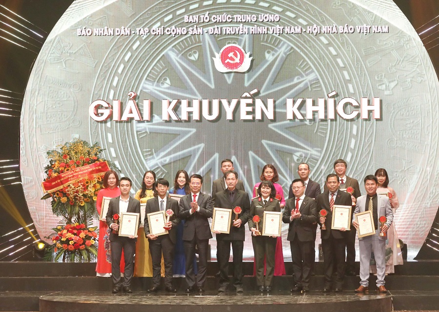 Đại diện nhóm các tác giả đoạt giải Khuyến khích - Giải Búa liềm vàng năm 2022.