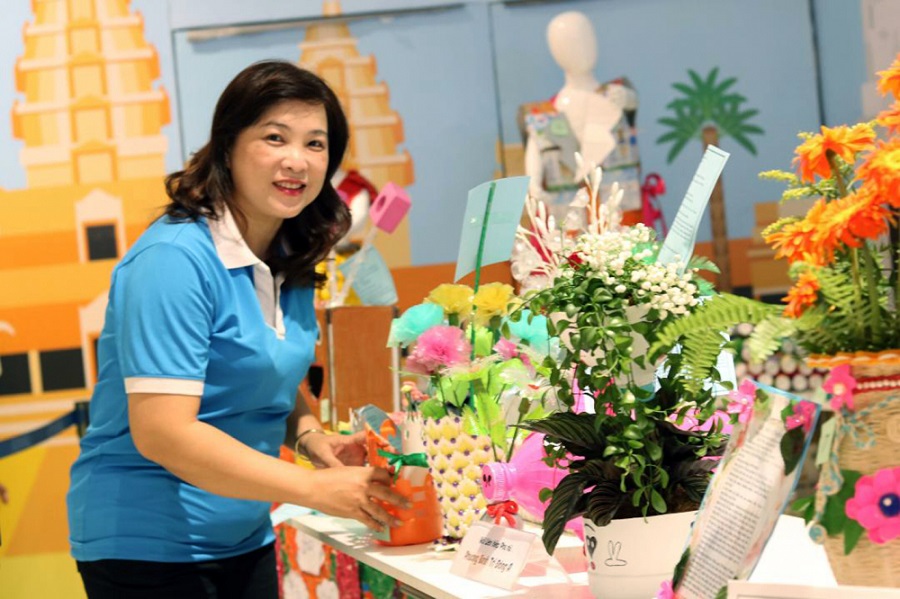 Chị Lý giới thiệu sản phẩm tham gia cuộc thi tái chế rác thải với chủ đề “Hãy tái chế tôi” tại trung tâm thương mại Aeon Mall Bình Tân.