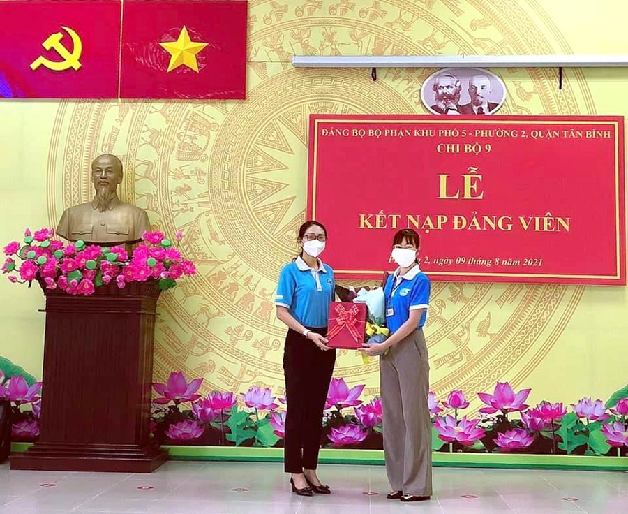 Ngày chị Phan Thị Phương Thảo, Phó Chủ tịch Hội Liên hiệp phụ nữ phường 2, quận Tân Bình vinh dự đứng vào hàng ngũ của Đảng.