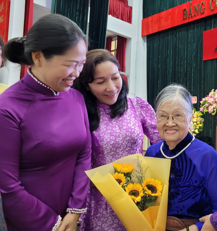 Bà Lê Thị Hiền (bìa phải) trong buổi họp mặt kỷ niệm 92 năm Ngày thành lập Hội Liên hiệp phụ nữ Việt Nam (20-10-1930 – 20-10-2022).