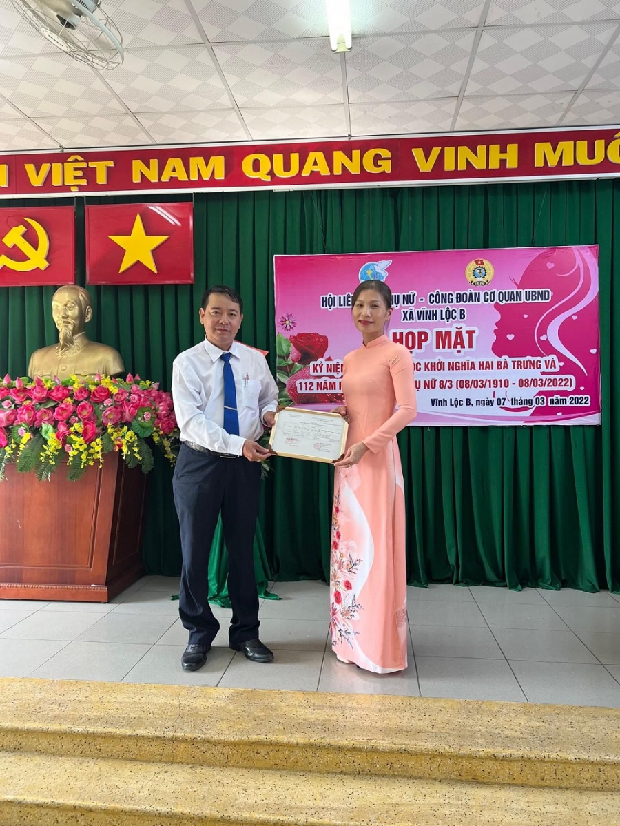 Hội Liên hiệp phụ nữ xã Vĩnh Lộc B, huyện Bình Chánh trao danh sách hội viên ưu tú cho cấp ủy đảng địa phương nhân dịp kỷ niệm 8-3-2022.