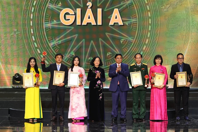 Thủ tướng Phạm Minh Chính và Thường trực Ban Bí thư, Trưởng Ban Tổ chức Trung ương Trương Thị Mai trao giải cho các tác giả, nhóm tác giả đoạt giải A.