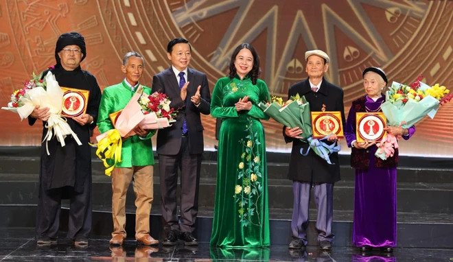Phó Chủ tịch nước Võ Thị Ánh Xuân và Phó Thủ tướng Trần Hồng Hà trao giải cho các nhân vật tiêu biểu trong tác phẩm đoạt giải.