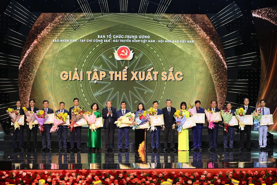 Các đồng chí Phó Trưởng Ban Tổ chức Trung ương: Nguyễn Quang Dương, Hoàng Đăng Quang trao giải cho các tập thể xuất sắc.