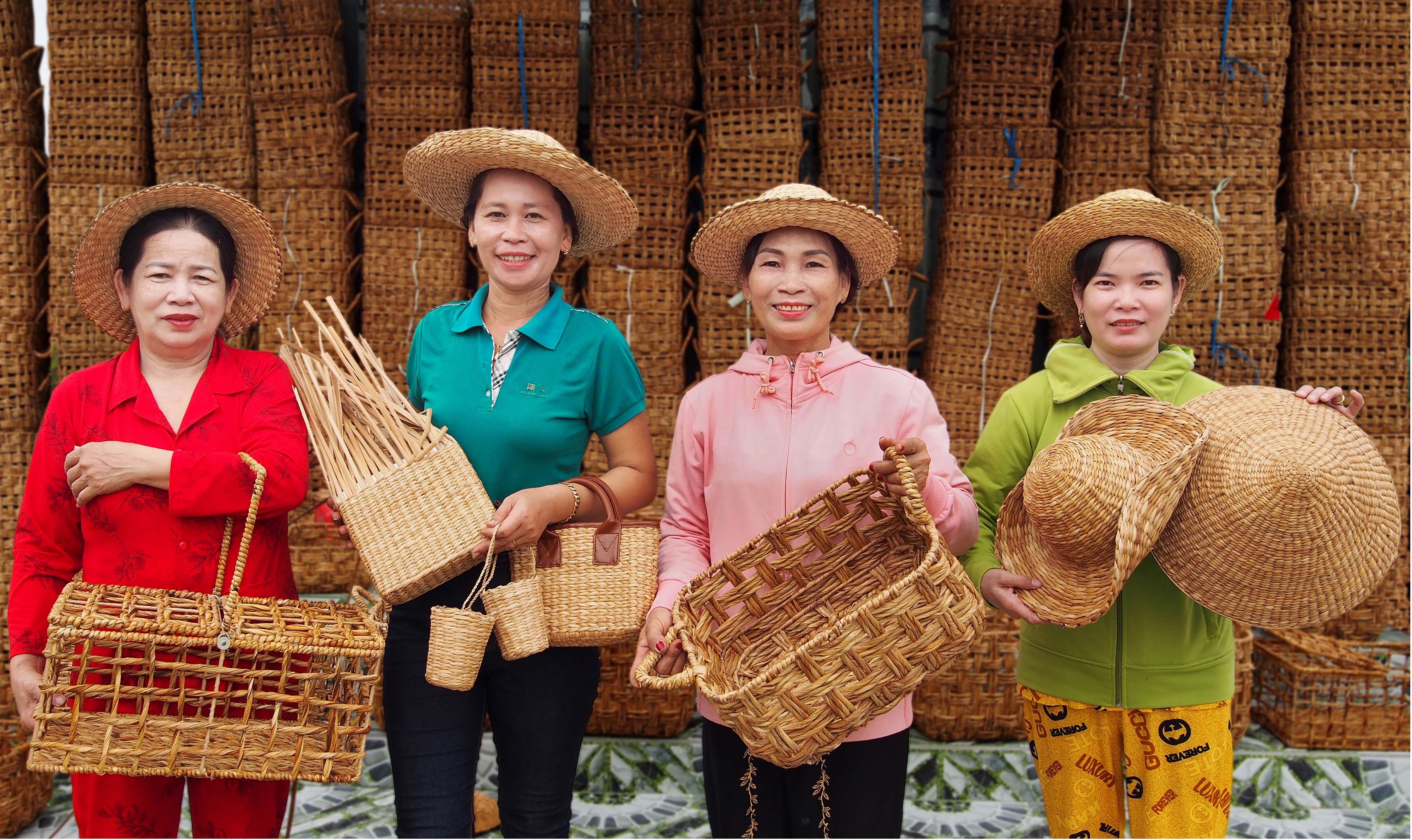 Các sản phẩm thủ công mỹ nghệ chủ lực của Tổ đan đát Tân Hương Bình từ cây năn tượng được thị trường ưa chuộng.