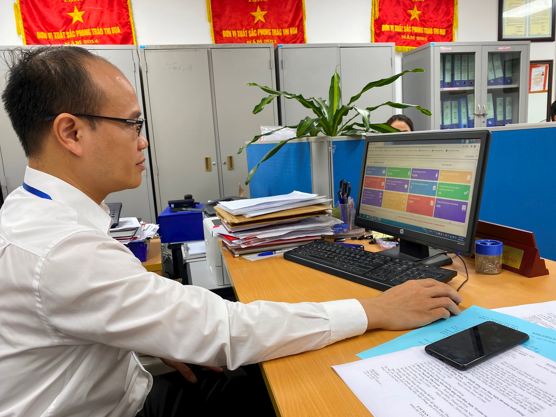 hó Trưởng ban Tổ chức Quận ủy Long Biên Nguyễn Xuân Long kiểm soát việc tổ chức sinh hoạt chi bộ ở cơ sở thông qua “Sổ tay đảng viên điện tử” trên máy tính.