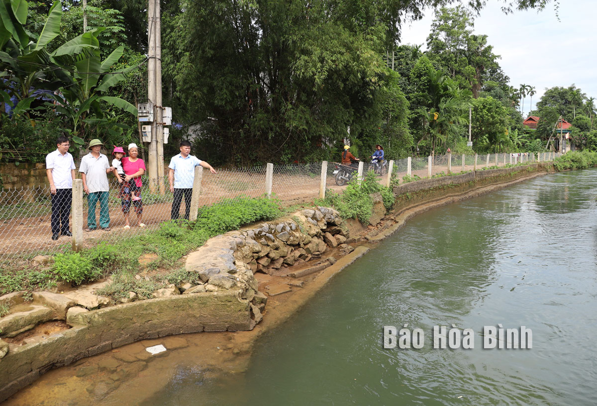 Hàng rào lưới B40 được Bí thư Đảng ủy và Chủ tịch UBND xã Định Cư (Lạc Sơn) vận động doanh nghiệp, người dân lắp đặt tại khu vực suối sâu để đảm bảo an toàn, được nhân dân nhiệt tình ủng hộ.