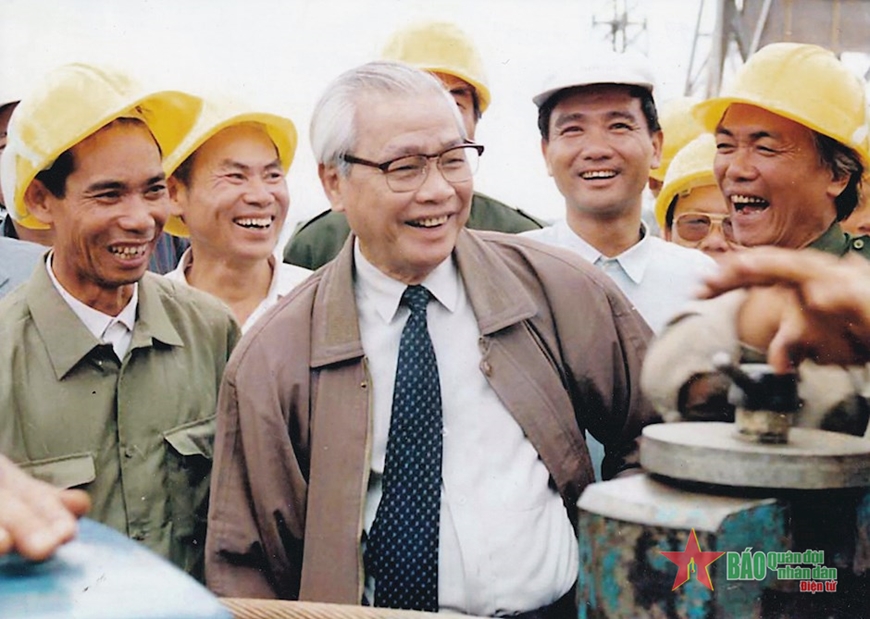 Thủ tướng Võ Văn Kiệt kiểm tra tiến độ thi công đường dây 500kV Bắc-Nam (tháng 11-1993). Ảnh tư liệu TTXVN
