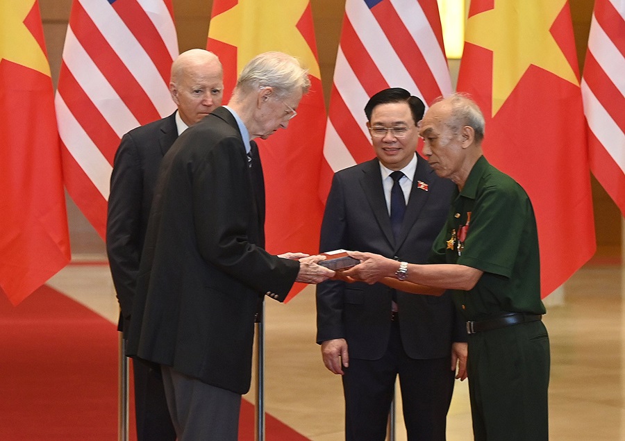 Chủ tịch Quốc hội Vương Đình Huệ và Tổng thống Hoa Kỳ Joe Biden chứng kiến lễ trao kỷ vật, nhật ký chiến tranh.