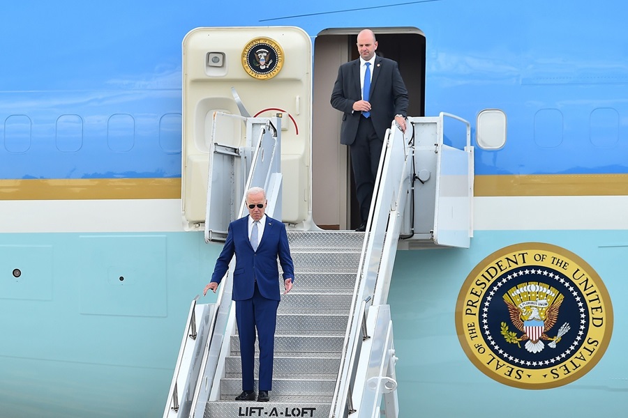 Tổng thống Joe Biden bước ra từ chuyên cơ Air Force One, chính thức bắt đầu chuyến thăm cấp Nhà nước tới Việt Nam.