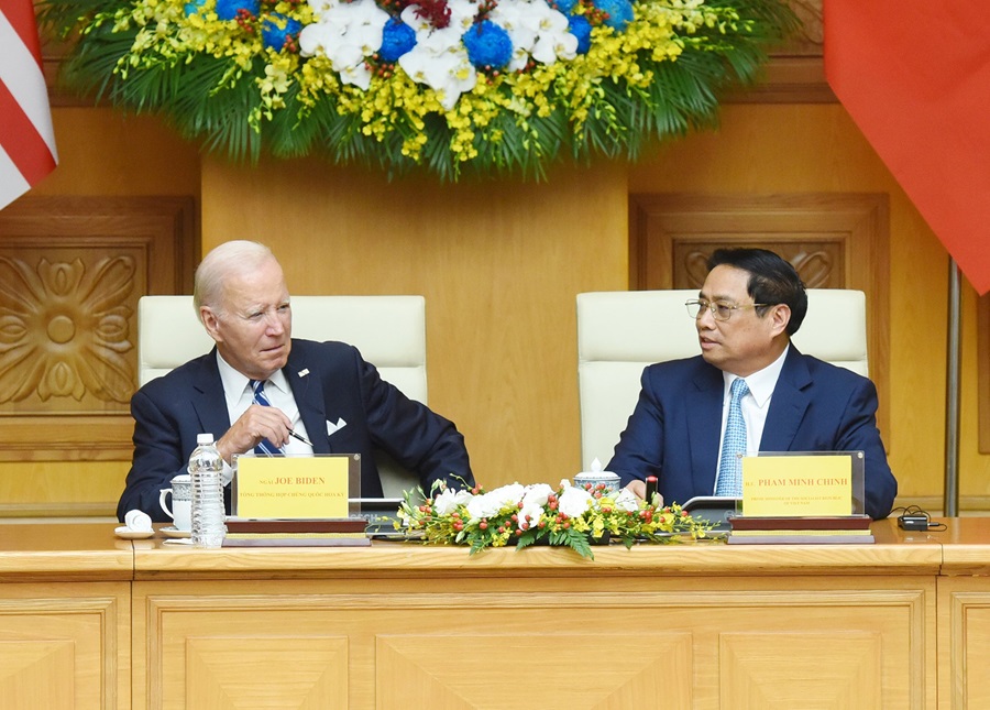 Thủ tướng Phạm Minh Chính và Tổng thống Joe Biden trao đổi tại Hội nghị cấp cao Việt Nam-Hoa Kỳ về Đầu tư và đổi mới sáng tạo.