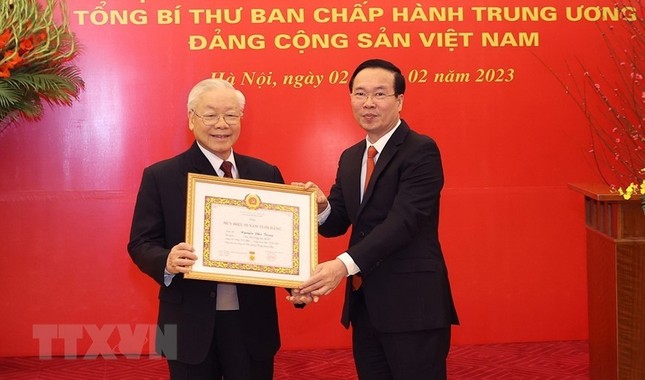 Đồng chí Tổng bí thư Nguyễn Phú Trọng đón nhận Huy hiệu 55 năm tuổi Đảng, tháng 2-2023 (ảnh TTXVN)